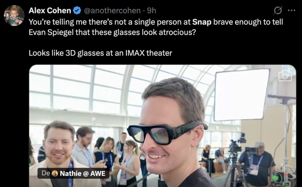 « Personne n'a eu le courage chez Snap de dire à Evan Spiegel que ses lunettes sont atroces ? On dirait des lunettes 3D de cinéma » « Personne n'a eu le courage chez Snap de dire à Evan Spiegel que ses lunettes sont atroces ? On dirait des lunettes 3D de cinéma »