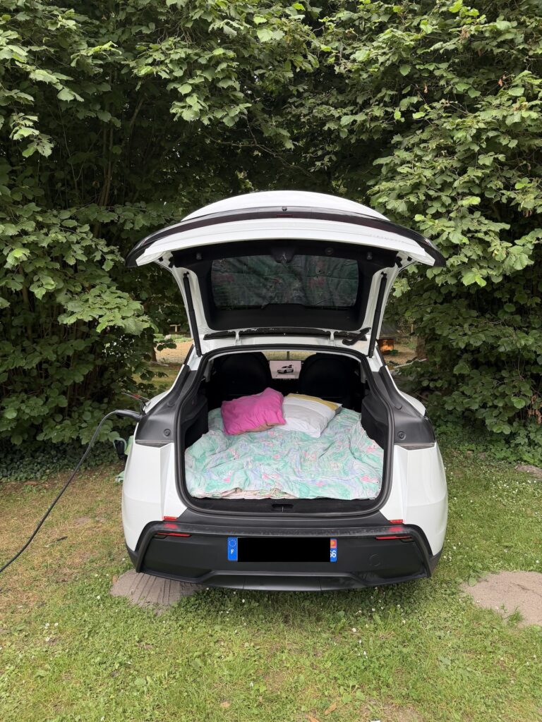 Un Tesla Model Y en mode Camping // Source : Julien Cadot pour Numerama
