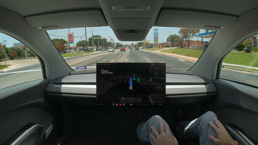 Le Tesla Cybercab sur la route // Source : Tesla