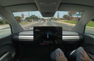 Le Tesla Cybercab sur la route // Source : Tesla Le Tesla Cybercab sur la route // Source : Tesla