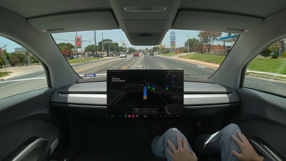 Le Tesla Cybercab sur la route // Source : Tesla Le Tesla Cybercab sur la route // Source : Tesla