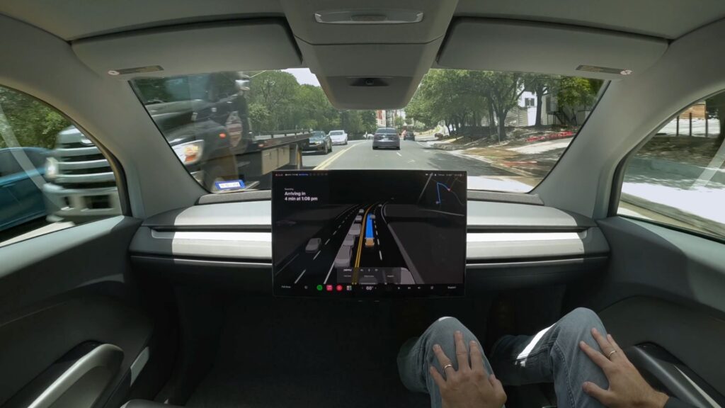 Le Tesla Cybercab sur la route // Source : Tesla
