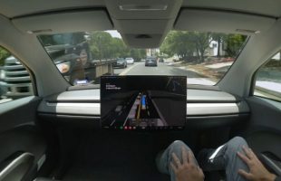 Le Tesla Cybercab sur la route // Source : Tesla Le Tesla Cybercab sur la route // Source : Tesla