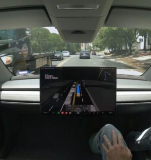Le Tesla Cybercab sur la route // Source : Tesla Le Tesla Cybercab sur la route // Source : Tesla