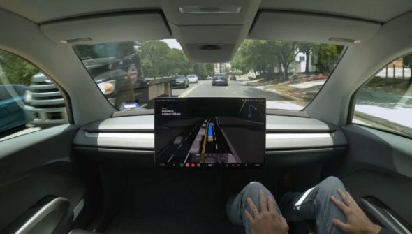 Le Tesla Cybercab sur la route // Source : Tesla Le Tesla Cybercab sur la route // Source : Tesla