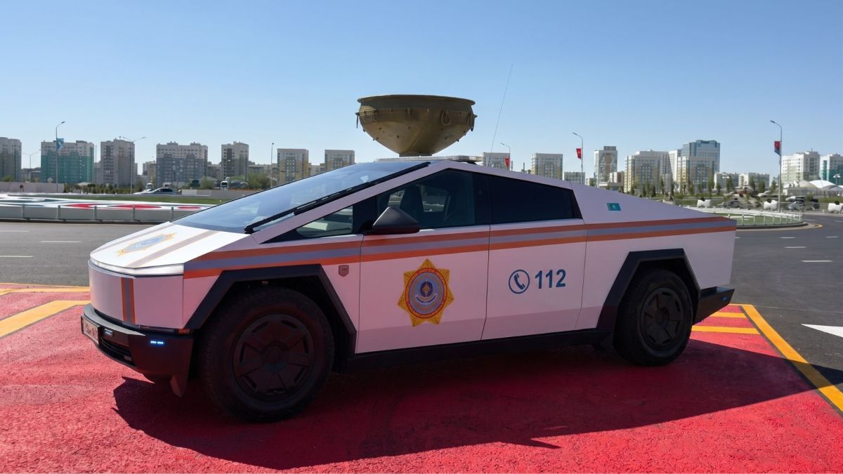 Le Tesla Cybertruck se transforme en véhicule d'urgence au Kazakhstan. // Source : Ministère des Situations d'urgence du Kazakhstan, upscale avec Gemini