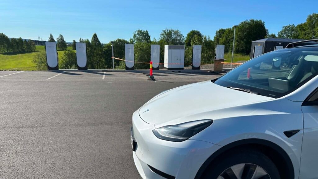 Le premier Superchargeur Tesla à 500 kW est sorti de terre en Norvège. // Source : William Jarbeaux Le premier Superchargeur Tesla à 500 kW est sorti de terre en Norvège. // Source : William Jarbeaux