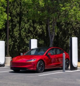 Tesla Superchargeur V4 // Source : Tesla Tesla Superchargeur V4 // Source : Tesla