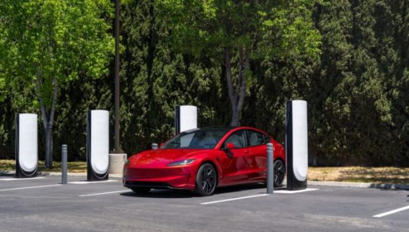 Tesla Superchargeur V4 // Source : Tesla Tesla Superchargeur V4 // Source : Tesla