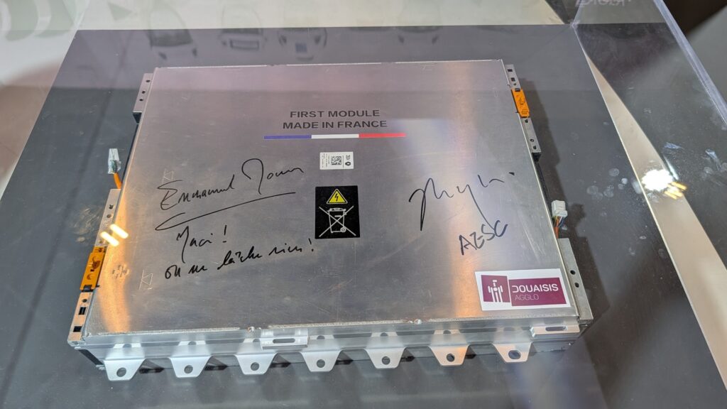 Batterie AESC Envision signé par Emmanuel Macron // Source : Raphaelle Baut pour Numerama