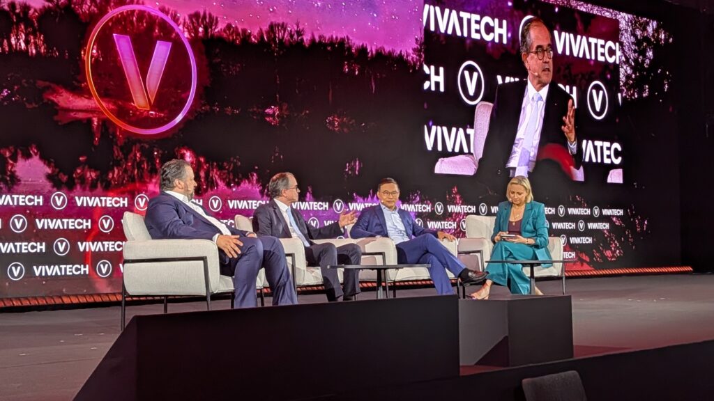Vivatech table ronde de François Provost et Lei Zhang // Source : Raphaelle Baut pour Numerama