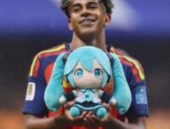 Plus forte que la FIFA : pourquoi Hatsune Miku est devenue le vrai trophée de la Coupe du monde // Source : Dexerto / Numerama