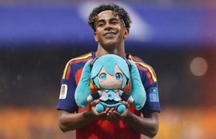 Plus forte que la FIFA : pourquoi Hatsune Miku est devenue le vrai trophée de la Coupe du monde // Source : Dexerto / Numerama Plus forte que la FIFA : pourquoi Hatsune Miku est devenue le vrai trophée de la Coupe du monde // Source : Dexerto / Numerama