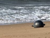 Sphère métallique retrouvée sur une plage en Australie. // Source : Australian Space Agency/Facebook