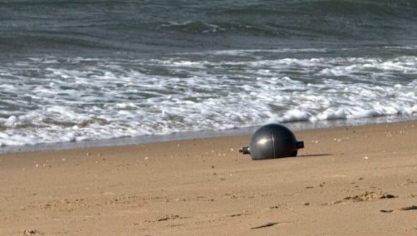 Sphère métallique retrouvée sur une plage en Australie. // Source : Australian Space Agency/Facebook