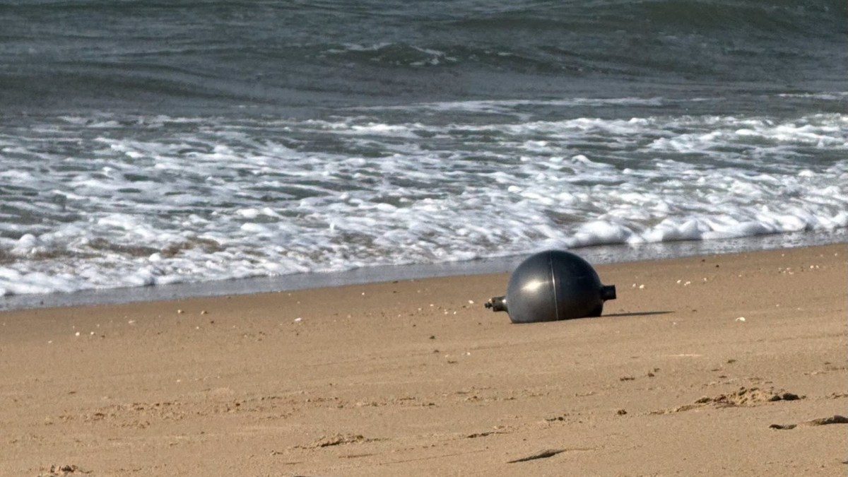 Sphère métallique retrouvée sur une plage en Australie. // Source : Australian Space Agency/Facebook