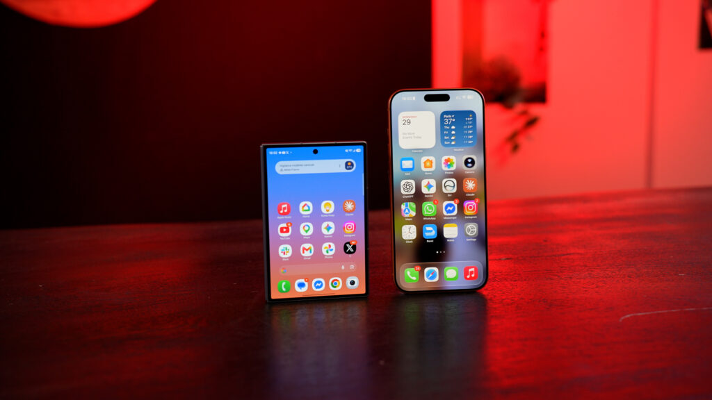 Le Samsung Galaxy Z Fold 8 à côté d'un iPhone 17 Pro Max, pour vous donner une idée du format; // Source : Numerama Le Samsung Galaxy Z Fold 8 à côté d'un iPhone 17 Pro Max, pour vous donner une idée du format; // Source : Numerama