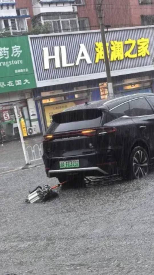 BYD Tang traînant son moteur en Chine  // Source : Carnewschina