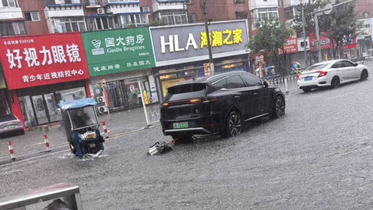 BYD Tang traînant son moteur en Chine // Source : Carnewschina BYD Tang traînant son moteur en Chine // Source : Carnewschina