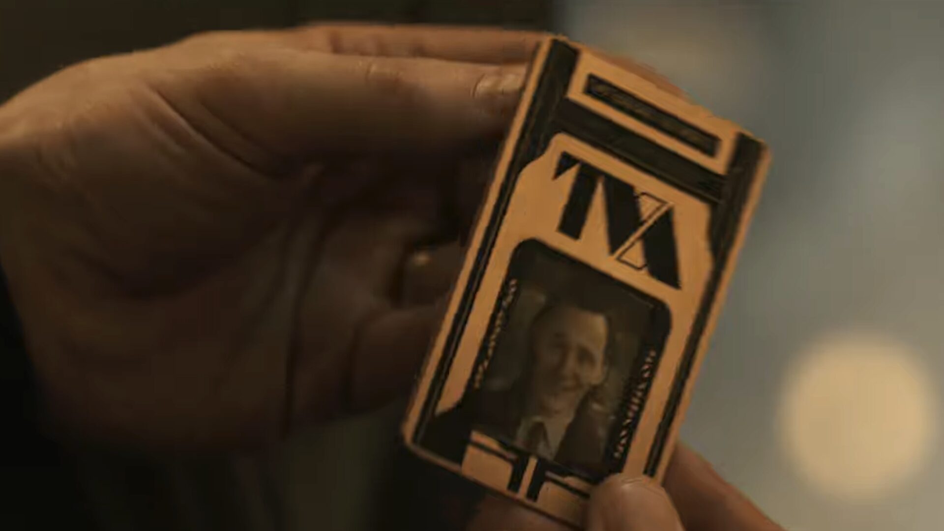La main de Steve dans le trailer (avec la bague)