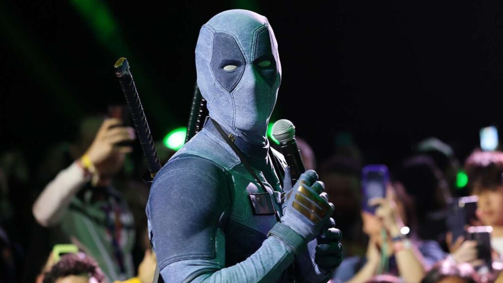 Deadpool lors du Comic-Con 2026. // Source : Pepole.com Deadpool lors du Comic-Con 2026. // Source : Pepole.com