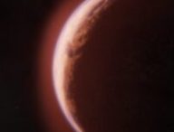 Cette illustration montre l’exoplanète LHS 1140 b au premier plan, entourée d’une atmosphère riche en hélium. // Source : Melissa Weiss / Center for Astrophysics