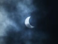 Éclipse solaire et nuages. // Source : Canva Éclipse solaire et nuages. // Source : Canva