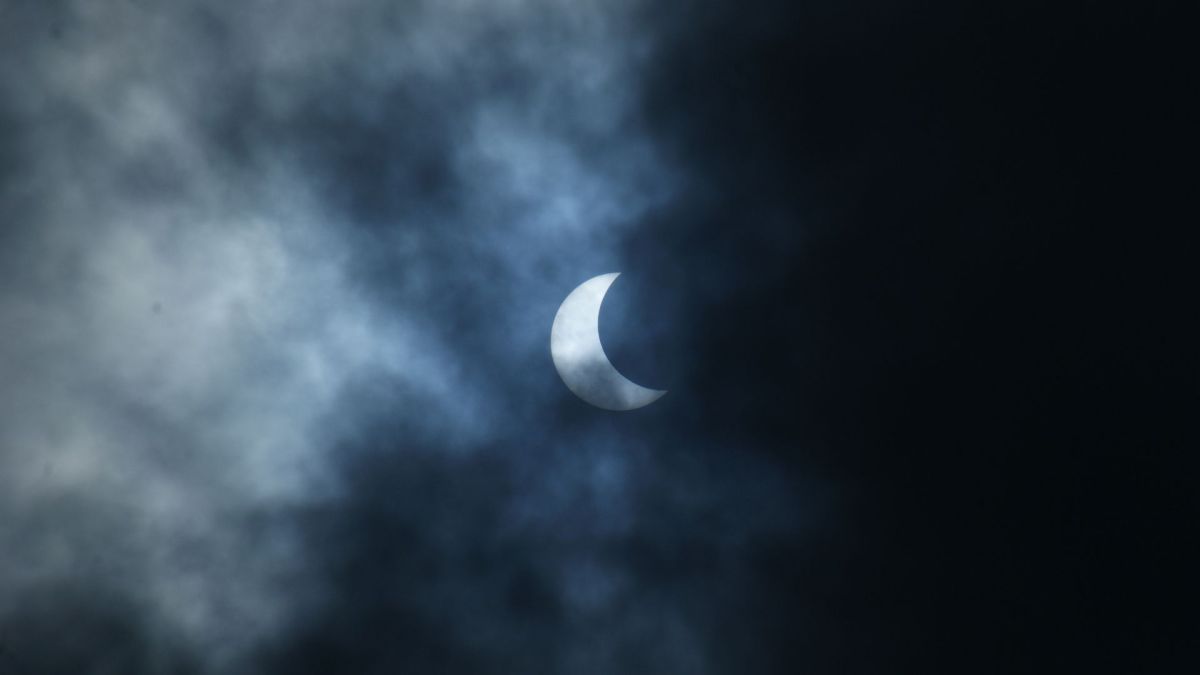 Éclipse solaire et nuages. // Source : Canva Éclipse solaire et nuages. // Source : Canva