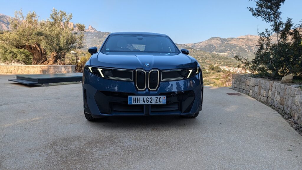 Essai BMW iX3 (2026) // Source : Raphaelle Baut pour Numerama Essai BMW iX3 (2026) // Source : Raphaelle Baut pour Numerama