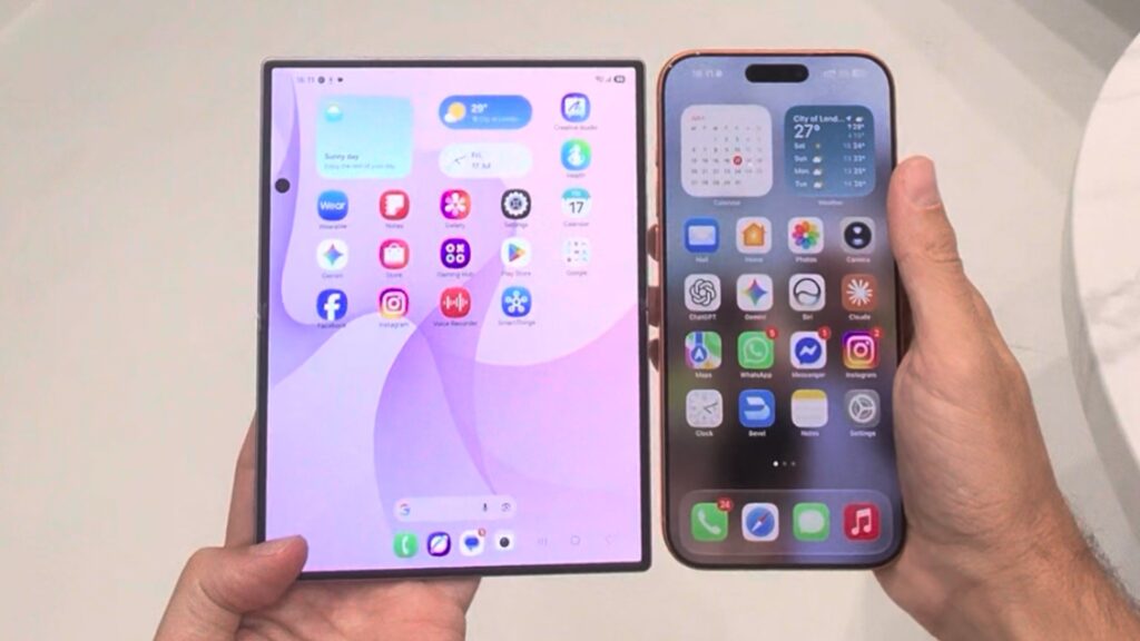 Samsung Galaxy Z Fold 8 à gauche, iPhone 17 Pro Max à droite; // Source : Numerama