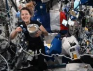 Sophie Adenot et le Food Processor. // Source : ESA