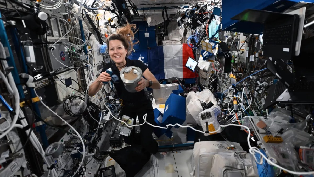 Sophie Adenot et le Food Processor. // Source : ESA Sophie Adenot et le Food Processor. // Source : ESA