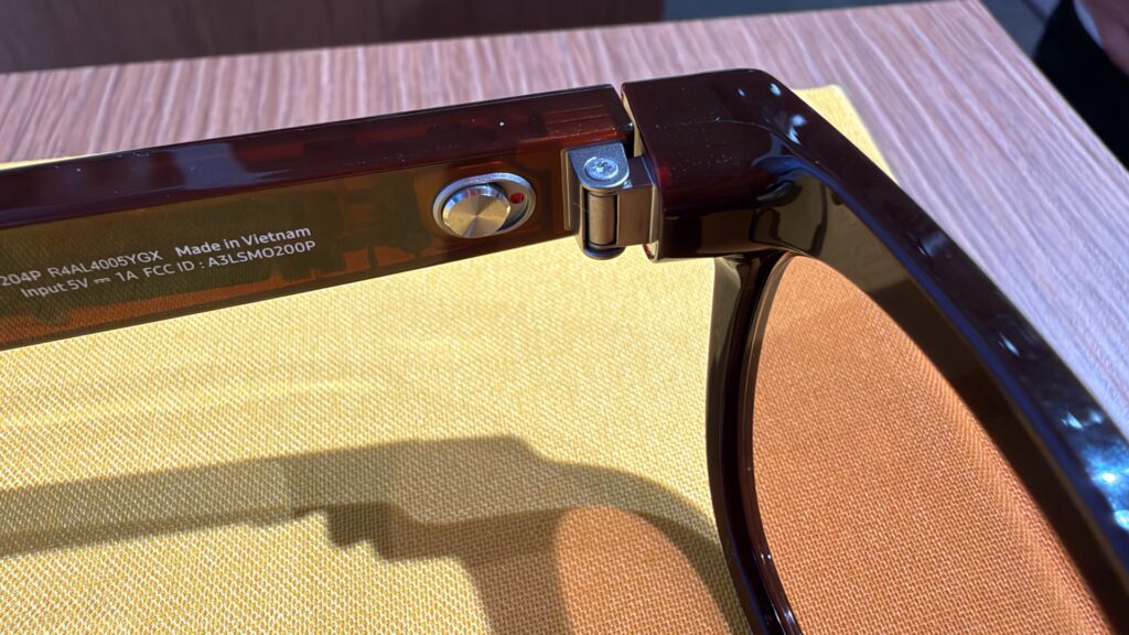 L'interrupteur des Galaxy Glasses est exactement le même que chez Meta. // Source : Numerama