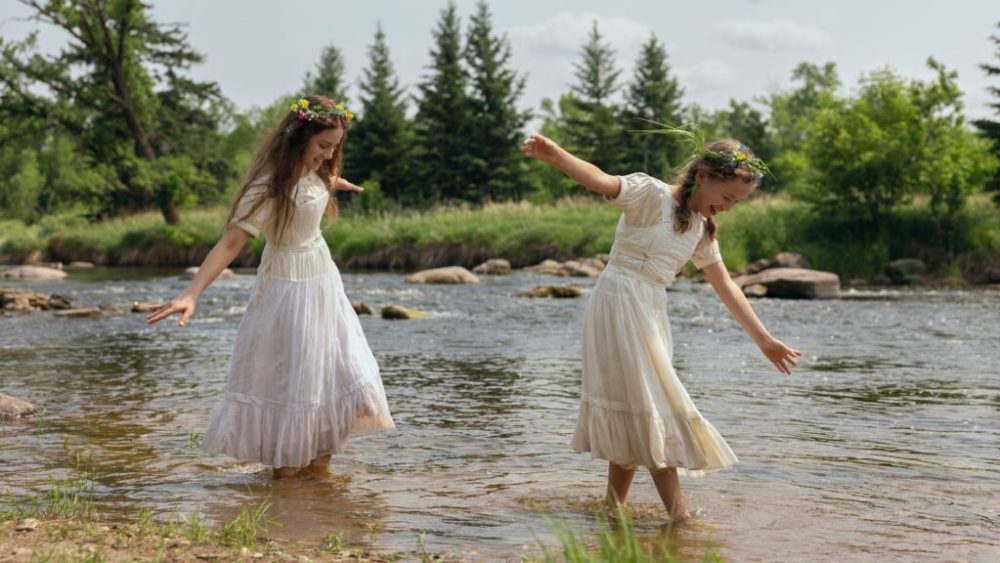 Little House on the Prairie. (L to R) Skywalker Hughes as Mary Ingalls, Alice Halsey as Laura Ingalls in episode 101 of Little House on the Prairie. Cr. Eric Zachanowich/Netflix © 2026