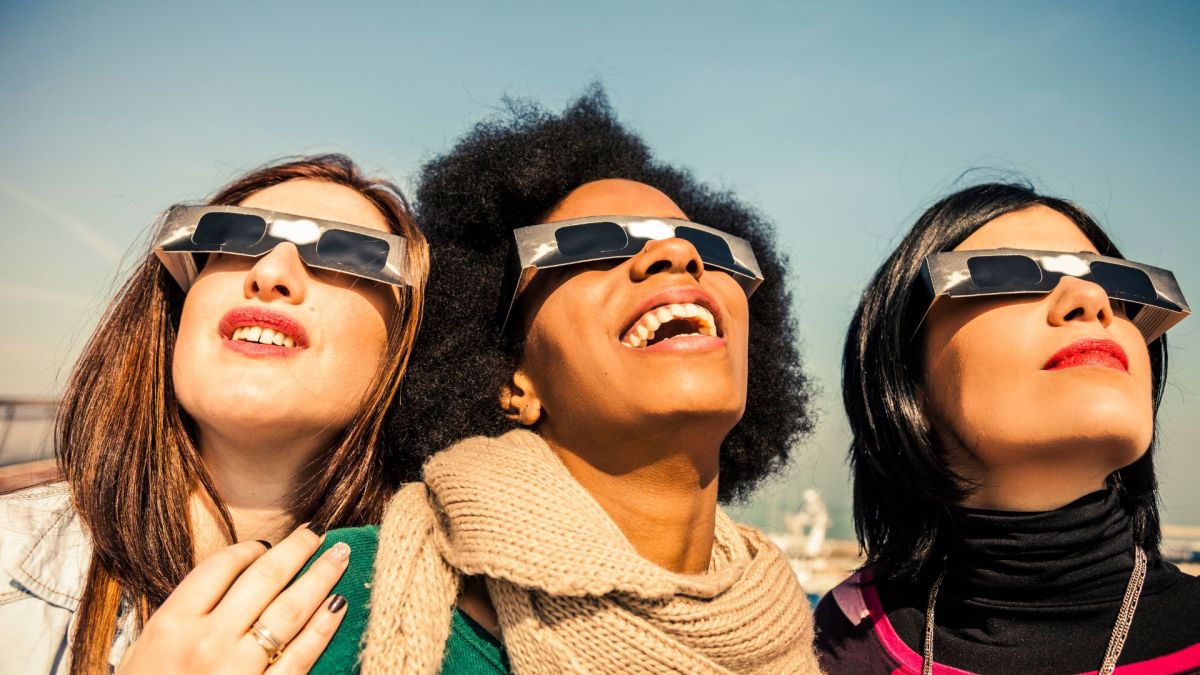 Observation d'une éclipse avec des lunettes adaptées. // Source : Canva