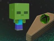 Sans Minecraft, Xbox serait‑il dans une situation encore plus compliquée ? Selon un article publié par Bloomberg le 7 juillet, les bénéfices générés par Minecraft ont servi pendant des années à financer une partie du reste du catalogue Xbox. Une information qui arrive à un moment particulièrement tendu pour Microsoft : l’entreprise vient d’annoncer 3 200 suppressions de postes au sein de Xbox, soit environ 20% des effectifs de sa division gaming, ainsi que la fermeture ou la cession de plusieurs studios. Dit autrement : pendant que Microsoft tentait de transformer Xbox en immense plateforme de jeux, une partie du modèle reposait déjà sur Minecraft, un jeu racheté en 2014 pour 2,5 milliards de dollars et disponible sur quasiment toutes les plateformes. Ce détail change un peu la manière de regarder les dix dernières années de Xbox. Microsoft a dépensé près de 80 milliards de dollars pour renforcer sa division gaming. Il y a eu le rachat de ZeniMax Media, maison mère de Bethesda, Fallout et The Elder Scrolls, pour 7,5 milliards de dollars. Puis celui d’Activision Blizzard, propriétaire de Call of Duty et Candy Crush, pour 69 milliards de dollars. Le tout avec une idée assez simple : faire de Xbox autre chose qu’une console. Xbox n’a jamais créé l’écosystème auquel elle aspirait Xbox devait devenir un écosystème. Un abonnement, avec le Game Pass. Une plateforme accessible sur console, PC, mobile, cloud, téléviseurs connectés, et même de plus en plus sur PlayStation et Nintendo Switch. Pendant longtemps, Microsoft a vendu cette stratégie comme le futur du jeu vidéo : moins dépendre du hardware, miser sur les services, et attirer les joueurs avec un catalogue immense. Mais ce pari n’a pas donné les résultats espérés. D’après Bloomberg, les dirigeants de Microsoft visaient 77 millions d’abonnés au Game Pass à la fin de l’exercice fiscal 2026. Le service n’en compterait aujourd’hui qu’environ 30 millions, soit 4 millions de moins que le dernier chiffre communiqué publiquement par Microsoft en 2024. Une baisse qui aurait commencé à inquiéter en interne, d’autant que des millions de clients auraient résilié leur abonnement après une hausse de prix de 50% annoncée en octobre dernier (sur laquelle la firme est entre‑temps revenue). Le problème n’est pas que le Game Pass n’intéresse personne. Le problème, c’est qu’il n’a pas grandi assez vite pour porter seul toute la stratégie Xbox. À l’origine, le Game Pass devait surtout redonner de la valeur à d’anciens jeux du catalogue. Mais Microsoft a fini par y intégrer de très gros titres dès leur lancement, parfois vendus 70 dollars à l’unité. Pour les joueurs, l’offre était évidemment séduisante. Pour Xbox, l’équation était plus compliquée. Selon Bloomberg, l’arrivée de Call of Duty dans le Game Pass aurait fait perdre plus de 300 millions de dollars de ventes sur consoles et PC en 2024. Minecraft, pilier de Xbox C’est là que Minecraft apparaît comme un cas à part. Minecraft n’a pas besoin d’être exclusif à Xbox pour rapporter de l’argent à Xbox. Ce n’est pas un jeu pensé pour vendre une console. Ce n’est pas un blockbuster annuel. Ce n’est même pas un titre qui dépend vraiment du Game Pass. C’est un jeu installé depuis plus de dix ans, joué par plusieurs générations, présent sur PC, mobile, PlayStation, Nintendo Switch, Xbox et serveurs privés. Il a surtout son propre écosystème : contenus additionnels, marketplace, serveurs Realms, produits dérivés. Minecraft n’est pas seulement un jeu que l’on achète. C’est une plateforme qui continue de vivre, de se vendre et de rapporter longtemps après sa sortie. D’après Bloomberg, ses bénéfices ont donc servi à financer le reste du catalogue Xbox. Cela rend la situation assez paradoxale : alors que Microsoft multipliait les acquisitions et les paris coûteux pour bâtir le futur de Xbox, une partie de la stratégie de la firme reposait sur un jeu racheté dix ans plus tôt, qui ne correspondait même pas vraiment à l’image traditionnelle de la marque. Minecraft n’était pas seulement un succès dans le portefeuille de Microsoft. Il était aussi une forme de soutien financier pour une stratégie beaucoup plus large, et beaucoup plus risquée. La nouvelle organisation de Xbox semble d’ailleurs acter ce changement de priorité. Asha Sharma, nommée à la tête de Xbox en février, a écrit dans une lettre interne que l’activité gaming de Microsoft « n’est pas en bonne santé ». Dans le même message, elle annonce que Mojang, le studio derrière Minecraft, et King, connu pour Candy Crush, lui remonteront désormais directement. Ce choix est parlant. Ces deux studios ne correspondent pas forcément à l’image historique de Xbox, longtemps construite autour des consoles, de Halo ou de Forza. Mais ce sont ceux qui comptent le plus grand nombre de joueurs actifs mensuels chez Microsoft. Autrement dit, au moment où Xbox taille dans ses effectifs et revoit sa stratégie, l’entreprise remet au centre ses licences les plus massives, les plus rentables et les moins dépendantes du succès d’une console. // Source : Numerama / Xbox / Fnac Sans Minecraft, Xbox serait‑il dans une situation encore plus compliquée ? Selon un article publié par Bloomberg le 7 juillet, les bénéfices générés par Minecraft ont servi pendant des années à financer une partie du reste du catalogue Xbox. Une information qui arrive à un moment particulièrement tendu pour Microsoft : l’entreprise vient d’annoncer 3 200 suppressions de postes au sein de Xbox, soit environ 20% des effectifs de sa division gaming, ainsi que la fermeture ou la cession de plusieurs studios. Dit autrement : pendant que Microsoft tentait de transformer Xbox en immense plateforme de jeux, une partie du modèle reposait déjà sur Minecraft, un jeu racheté en 2014 pour 2,5 milliards de dollars et disponible sur quasiment toutes les plateformes. Ce détail change un peu la manière de regarder les dix dernières années de Xbox. Microsoft a dépensé près de 80 milliards de dollars pour renforcer sa division gaming. Il y a eu le rachat de ZeniMax Media, maison mère de Bethesda, Fallout et The Elder Scrolls, pour 7,5 milliards de dollars. Puis celui d’Activision Blizzard, propriétaire de Call of Duty et Candy Crush, pour 69 milliards de dollars. Le tout avec une idée assez simple : faire de Xbox autre chose qu’une console. Xbox n’a jamais créé l’écosystème auquel elle aspirait Xbox devait devenir un écosystème. Un abonnement, avec le Game Pass. Une plateforme accessible sur console, PC, mobile, cloud, téléviseurs connectés, et même de plus en plus sur PlayStation et Nintendo Switch. Pendant longtemps, Microsoft a vendu cette stratégie comme le futur du jeu vidéo : moins dépendre du hardware, miser sur les services, et attirer les joueurs avec un catalogue immense. Mais ce pari n’a pas donné les résultats espérés. D’après Bloomberg, les dirigeants de Microsoft visaient 77 millions d’abonnés au Game Pass à la fin de l’exercice fiscal 2026. Le service n’en compterait aujourd’hui qu’environ 30 millions, soit 4 millions de moins que le dernier chiffre communiqué publiquement par Microsoft en 2024. Une baisse qui aurait commencé à inquiéter en interne, d’autant que des millions de clients auraient résilié leur abonnement après une hausse de prix de 50% annoncée en octobre dernier (sur laquelle la firme est entre‑temps revenue). Le problème n’est pas que le Game Pass n’intéresse personne. Le problème, c’est qu’il n’a pas grandi assez vite pour porter seul toute la stratégie Xbox. À l’origine, le Game Pass devait surtout redonner de la valeur à d’anciens jeux du catalogue. Mais Microsoft a fini par y intégrer de très gros titres dès leur lancement, parfois vendus 70 dollars à l’unité. Pour les joueurs, l’offre était évidemment séduisante. Pour Xbox, l’équation était plus compliquée. Selon Bloomberg, l’arrivée de Call of Duty dans le Game Pass aurait fait perdre plus de 300 millions de dollars de ventes sur consoles et PC en 2024. Minecraft, pilier de Xbox C’est là que Minecraft apparaît comme un cas à part. Minecraft n’a pas besoin d’être exclusif à Xbox pour rapporter de l’argent à Xbox. Ce n’est pas un jeu pensé pour vendre une console. Ce n’est pas un blockbuster annuel. Ce n’est même pas un titre qui dépend vraiment du Game Pass. C’est un jeu installé depuis plus de dix ans, joué par plusieurs générations, présent sur PC, mobile, PlayStation, Nintendo Switch, Xbox et serveurs privés. Il a surtout son propre écosystème : contenus additionnels, marketplace, serveurs Realms, produits dérivés. Minecraft n’est pas seulement un jeu que l’on achète. C’est une plateforme qui continue de vivre, de se vendre et de rapporter longtemps après sa sortie. D’après Bloomberg, ses bénéfices ont donc servi à financer le reste du catalogue Xbox. Cela rend la situation assez paradoxale : alors que Microsoft multipliait les acquisitions et les paris coûteux pour bâtir le futur de Xbox, une partie de la stratégie de la firme reposait sur un jeu racheté dix ans plus tôt, qui ne correspondait même pas vraiment à l’image traditionnelle de la marque. Minecraft n’était pas seulement un succès dans le portefeuille de Microsoft. Il était aussi une forme de soutien financier pour une stratégie beaucoup plus large, et beaucoup plus risquée. La nouvelle organisation de Xbox semble d’ailleurs acter ce changement de priorité. Asha Sharma, nommée à la tête de Xbox en février, a écrit dans une lettre interne que l’activité gaming de Microsoft « n’est pas en bonne santé ». Dans le même message, elle annonce que Mojang, le studio derrière Minecraft, et King, connu pour Candy Crush, lui remonteront désormais directement. Ce choix est parlant. Ces deux studios ne correspondent pas forcément à l’image historique de Xbox, longtemps construite autour des consoles, de Halo ou de Forza. Mais ce sont ceux qui comptent le plus grand nombre de joueurs actifs mensuels chez Microsoft. Autrement dit, au moment où Xbox taille dans ses effectifs et revoit sa stratégie, l’entreprise remet au centre ses licences les plus massives, les plus rentables et les moins dépendantes du succès d’une console. // Source : Numerama / Xbox / Fnac