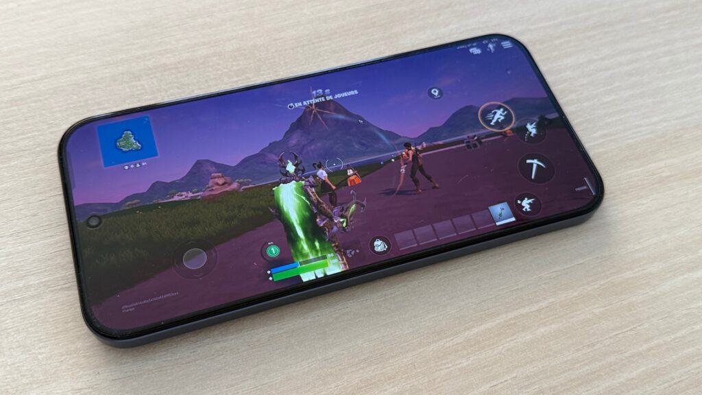 Le Realme 16 Pro se débrouille plutôt bien en jeu, même si ce n’est clairement pas sa spécialité. Le Realme 16 Pro se débrouille plutôt bien en jeu, même si ce n’est clairement pas sa spécialité.