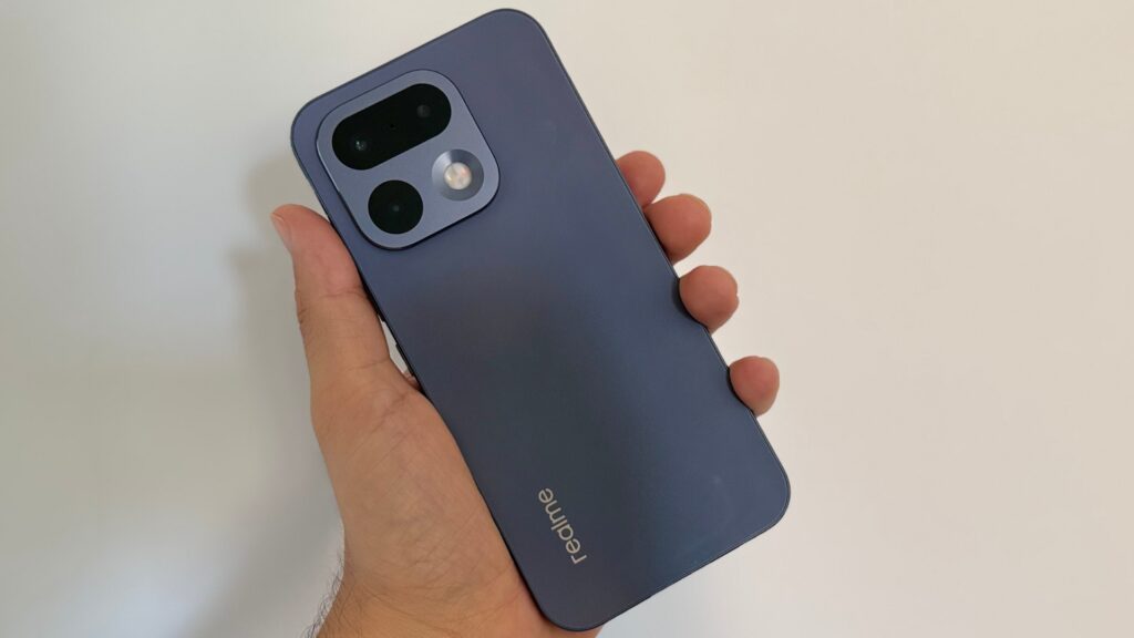 Son format avec le module photo carré rappelle l'iPhone 15