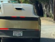 Tesla Cybercab lors des premiers tests d'antenne Starlink  // Source : @DatHandsomeJerk sur X 