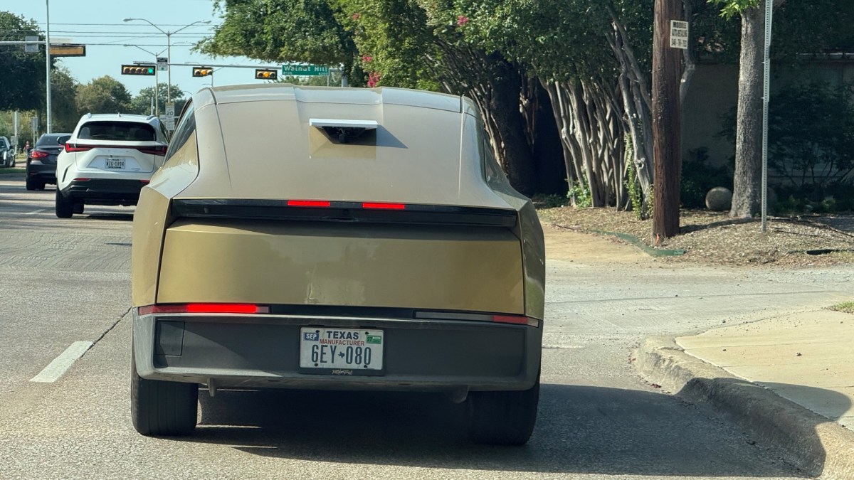 Tesla Cybercab lors des premiers tests d'antenne Starlink  // Source : @DatHandsomeJerk sur X 