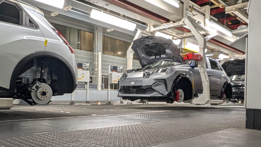 Production à l'usine Renault de Douai  // Source : Raphaelle Baut pour Numerama