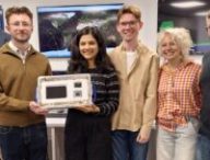 Les chercheurs de l'Université de Surrey présentent le Vantablack. Source : Université de Surrey
