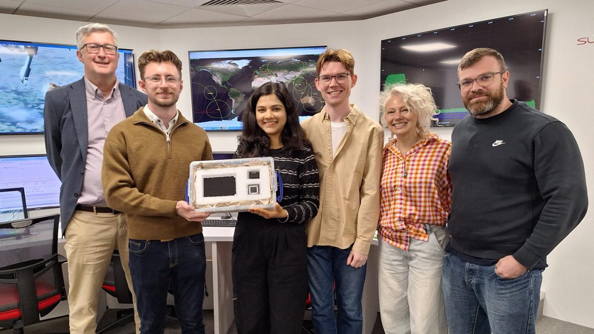 Les chercheurs de l'Université de Surrey présentent le Vantablack. Source : Université de Surrey