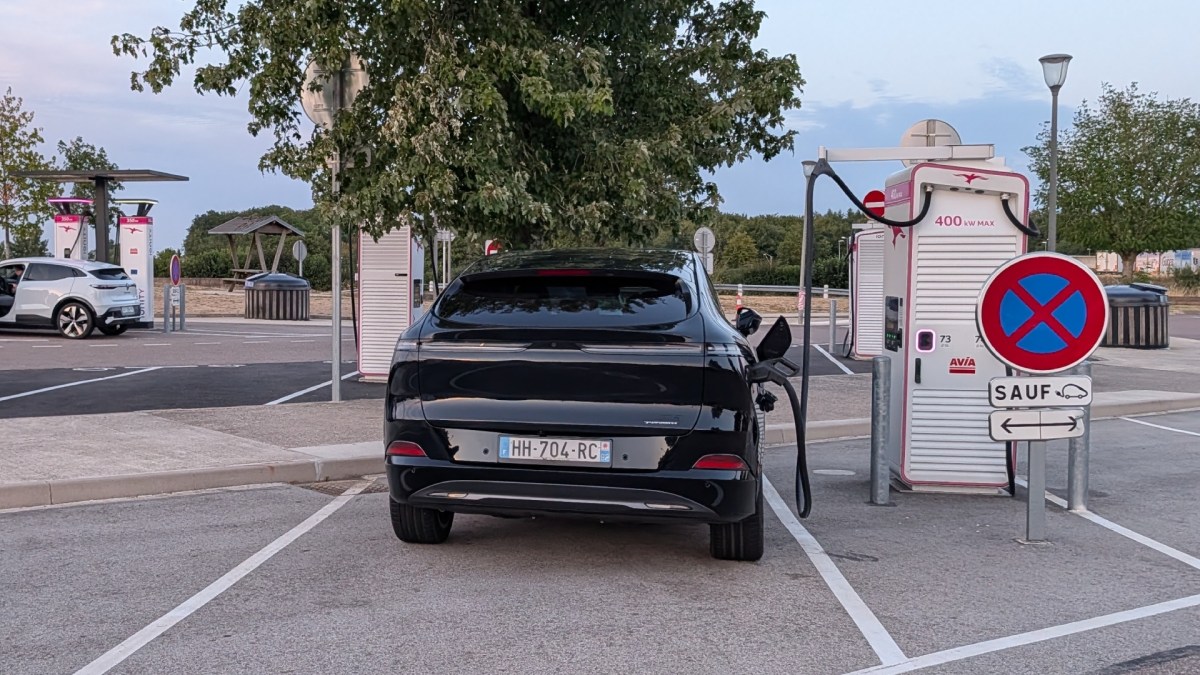 Xpeng G6 en recharge sur autoroute chez Ionity // Source : Raphaelle Baut pour Numerama Xpeng G6 en recharge sur autoroute chez Ionity // Source : Raphaelle Baut pour Numerama