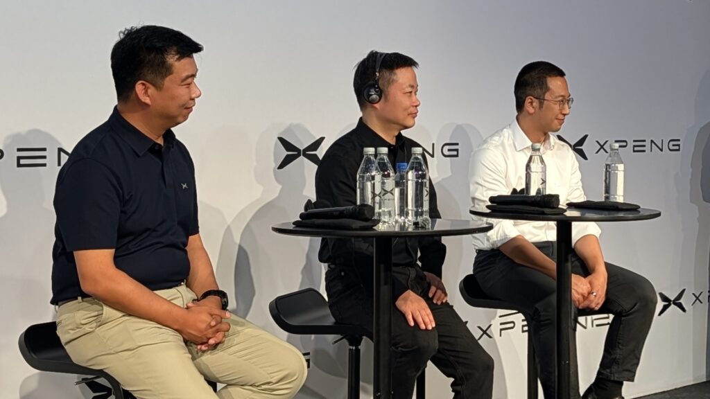 Table ronde avec He Xiaopeng (au centre), fondateur de Xpeng // Source : Raphaelle Baut pour Numerama Table ronde avec He Xiaopeng (au centre), fondateur de Xpeng // Source : Raphaelle Baut pour Numerama