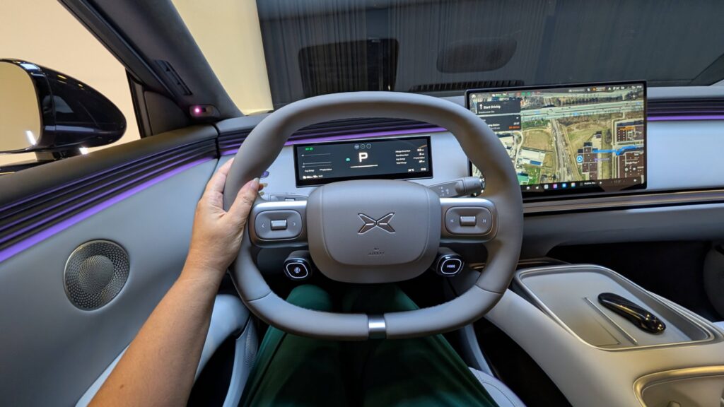 Le nouveau volant du Xpeng L03 // Source : Raphaelle Baut pour Numerama Le nouveau volant du Xpeng L03 // Source : Raphaelle Baut pour Numerama