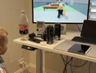 Un père a vibe-codé un clone de Roblox pour protéger son fils des inconnus // Source : @adamlyttleapps