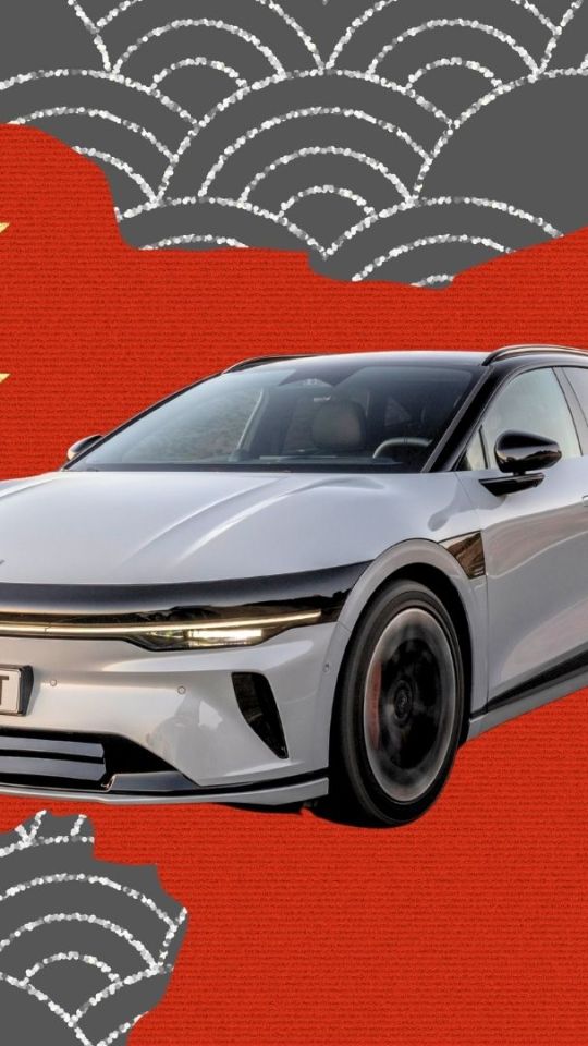 Constructeur automobile en Chine  // Source : Montage Numerama