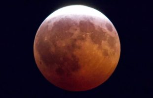 L'éclipse lunaire vue depuis le Canada. // Source : Flickr/CC/Joe Carr (photo recadrée) L'éclipse lunaire vue depuis le Canada. // Source : Flickr/CC/Joe Carr (photo recadrée)
