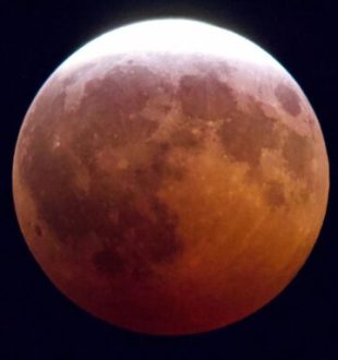 L'éclipse lunaire vue depuis le Canada. // Source : Flickr/CC/Joe Carr (photo recadrée) L'éclipse lunaire vue depuis le Canada. // Source : Flickr/CC/Joe Carr (photo recadrée)